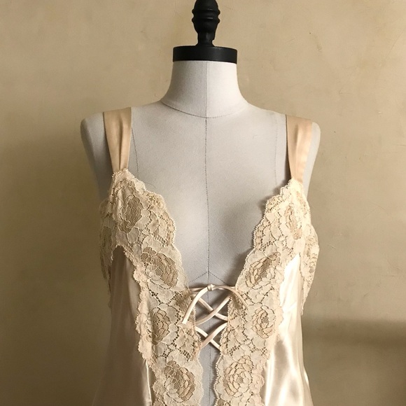 Gorgeous Vintage Victoria's Secret Lace and Satin Slip - Picture 4 of 15